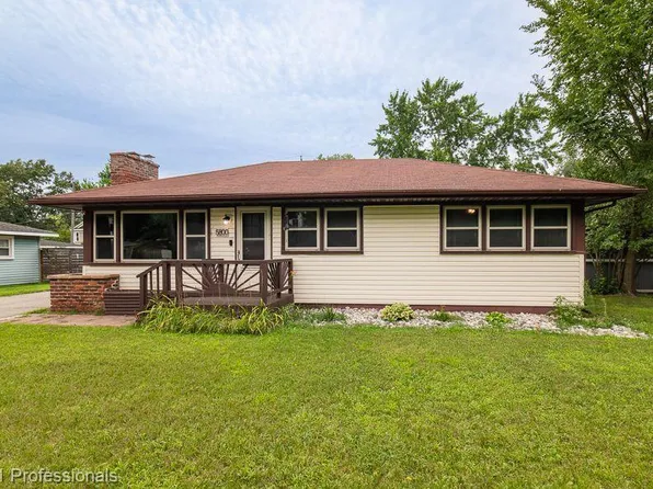 5800 Berkley Dr, Waterford, MI 48327