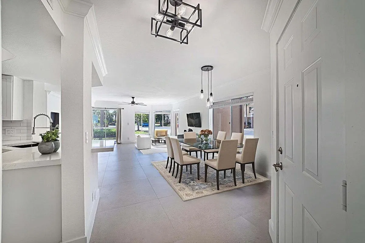 2 bed, 2.0 bath, 1019 sqft, $2,400 — Photo 2