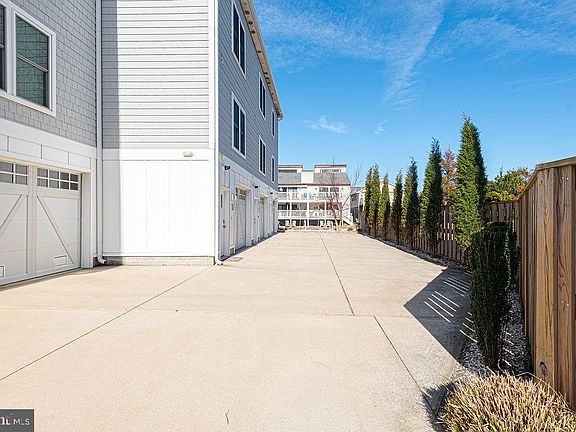 3rd image of 220 25th St #D