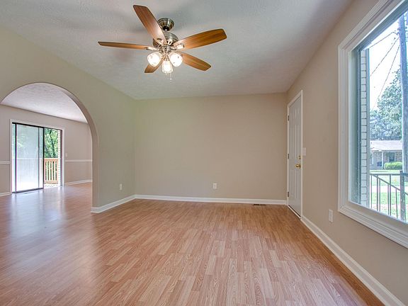 5th image of 825 Luxemburg Dr