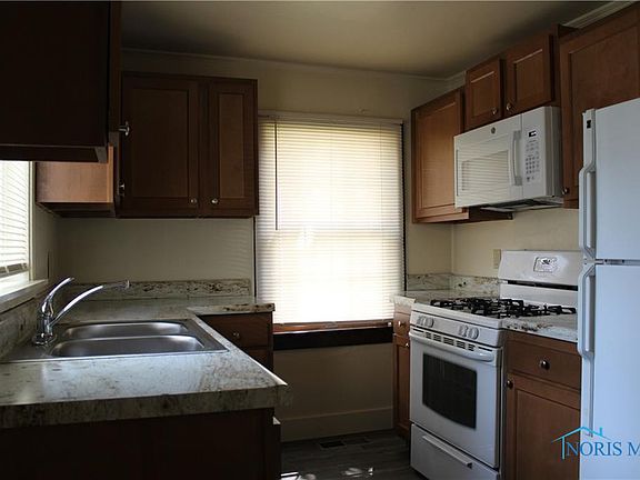 5th image of 232 Troup Ave