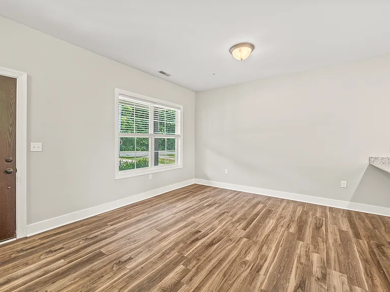 137 N Franklin Ave — Photo 2