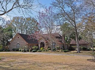 123 Rosewood St, Lake Jackson, TX 77566