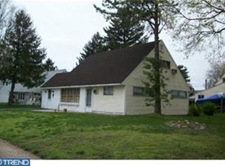 11 Keystone Ln, Levittown, PA 19055