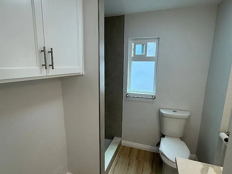 Fully Remodeled Ground-Level Studio Apartment with Modern Finishes — Photo 7