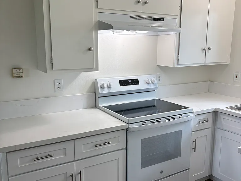 371 N Oak St #F — Photo 7