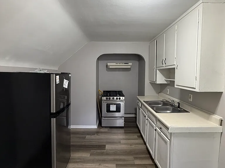 11002 Greenwich Ave — Photo 4