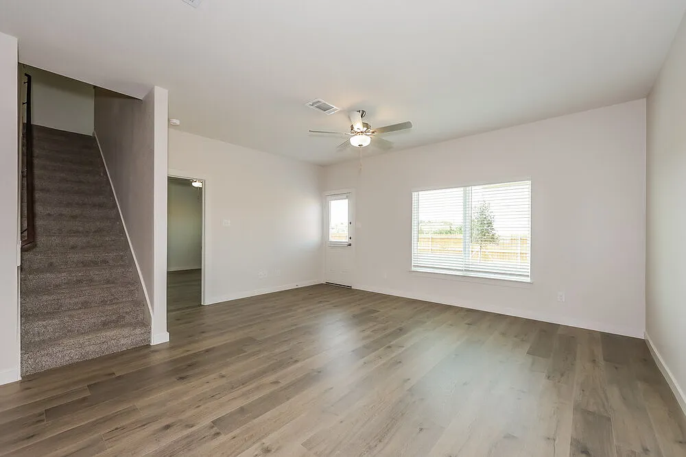 5 bed, 2.5 bath, 2504 sqft, $2,570 — Photo 4