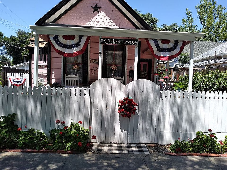 1880 HISTORICAL DOLL HOUSE