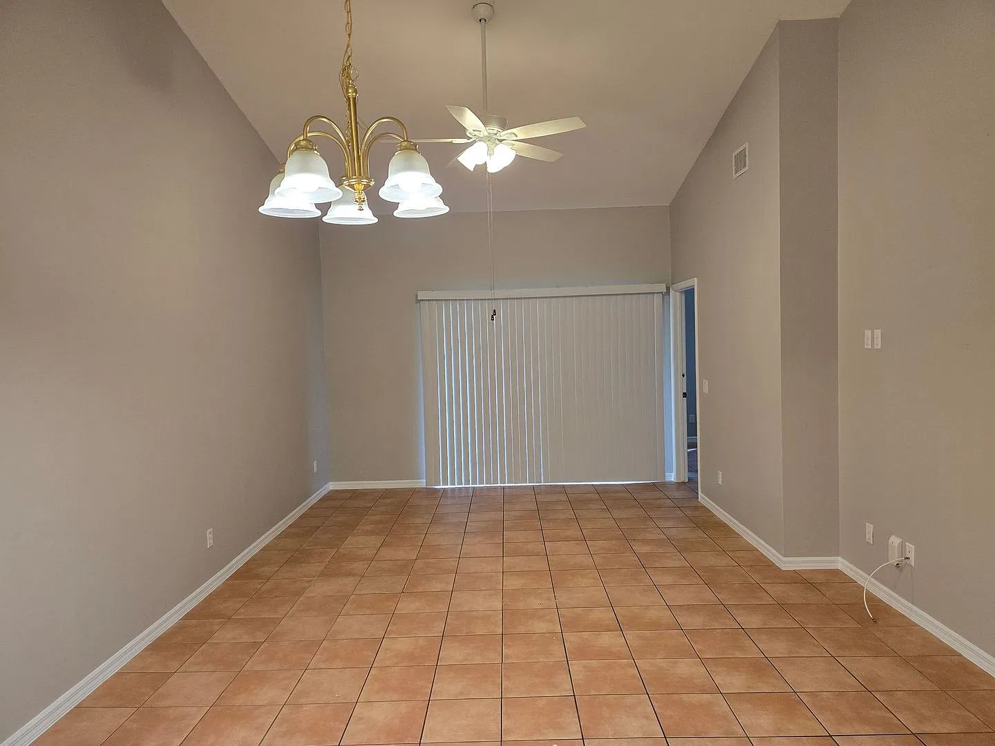 Nice Freshly Painted All Tile 3 Bedroom 2 Bath Duplex With 1 Car Garage — Photo 4