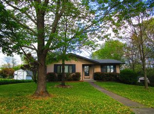 495 Hunt Club Cir, Galena, MO 65656