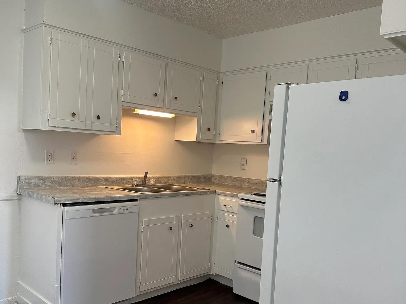 1 bed, 1.5 bath, 990 sqft, $780 — Photo 2