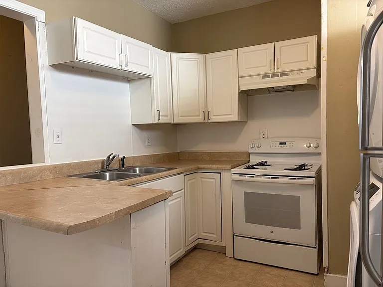705-707 N East St — Photo 11