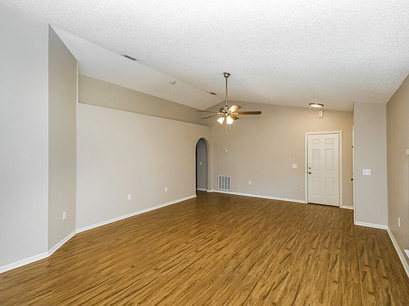 3rd image of 5590 Oak Crossing Ct