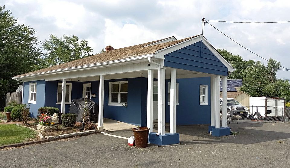 2nd image of 516 Thompson Ave
