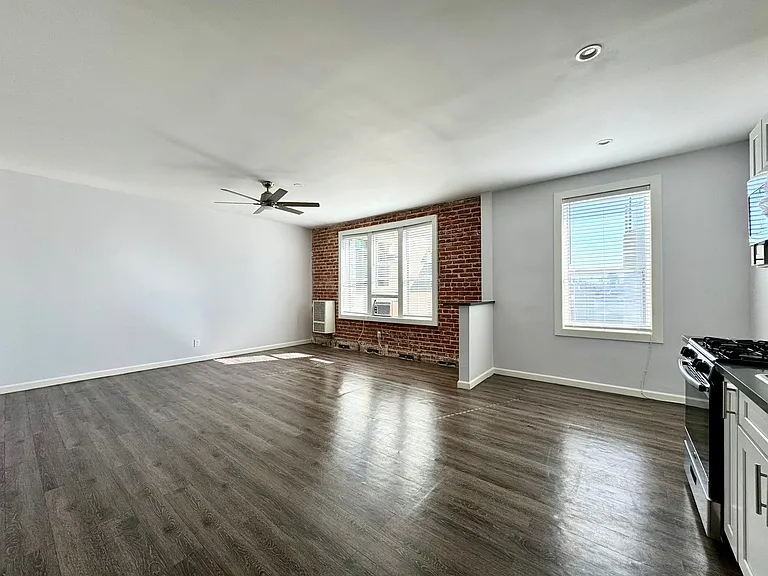 St. Charles Studio Apartments — Photo 27