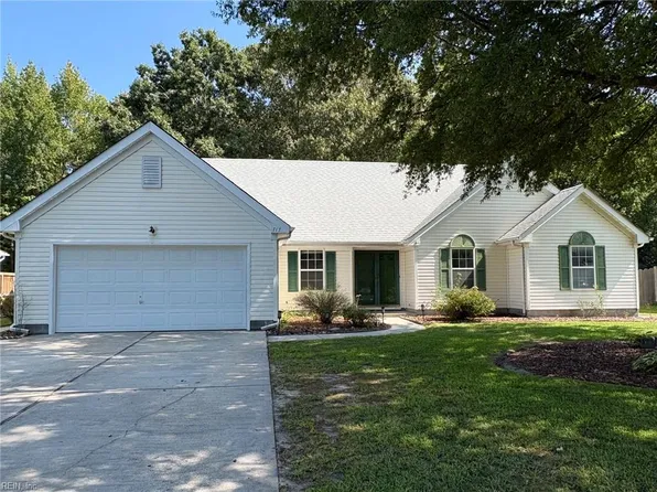 717 Treetop Ln, Chesapeake, VA 23320