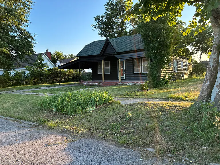 1834 N Market Ave — Photo 2