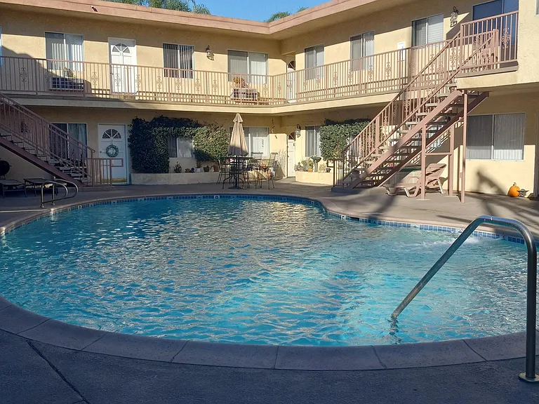SPARKING POOL APT 12 UPSTAIRS