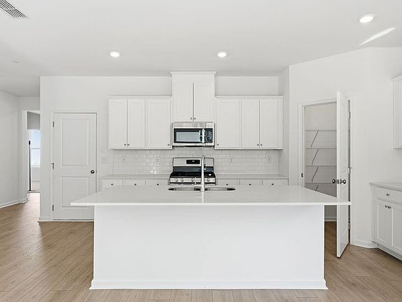 4th image of 218 Groveton Ct