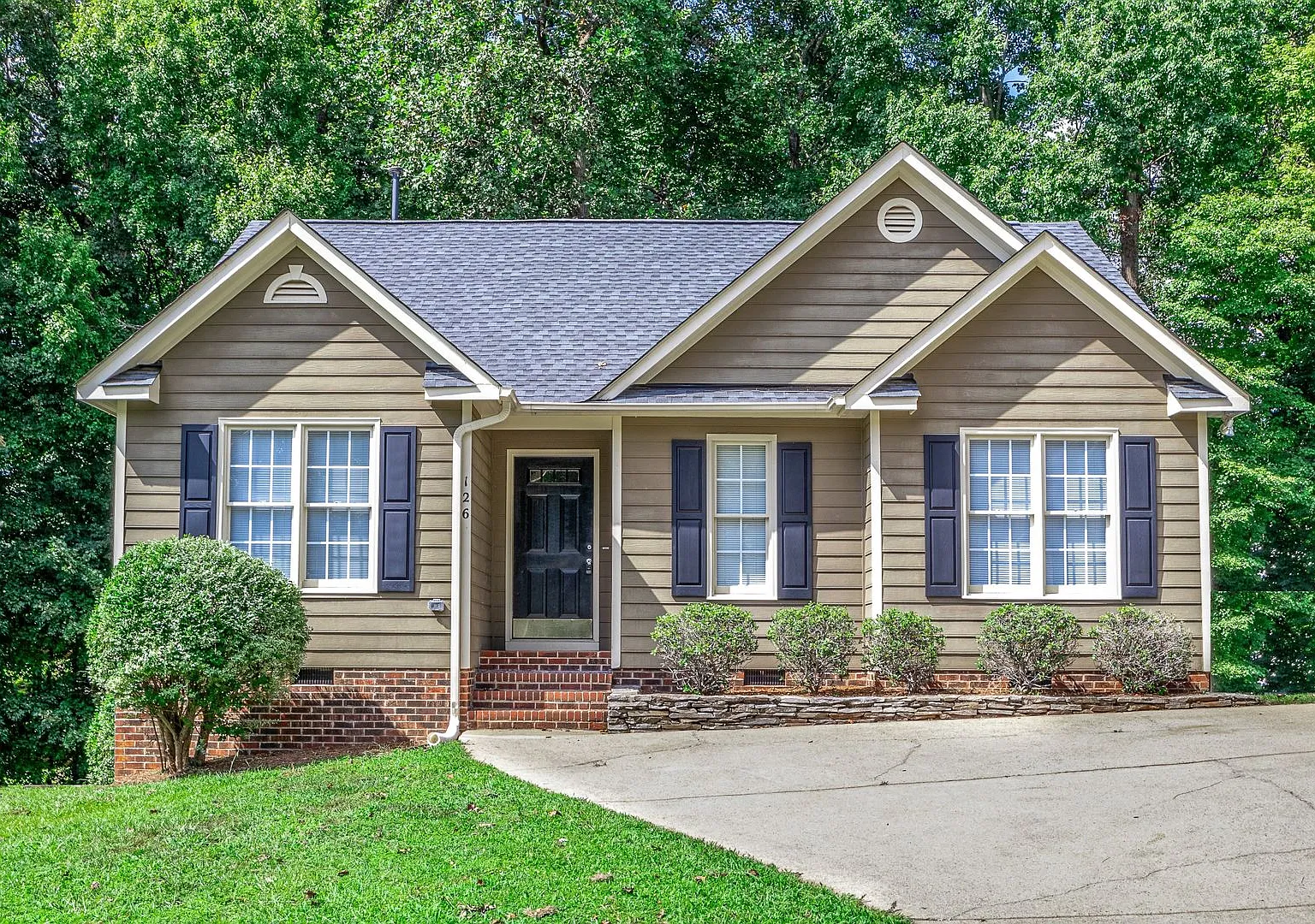 Charming 3 Bedroom Home — Photo 4