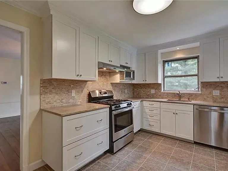 11 Fairway Dr — Photo 7