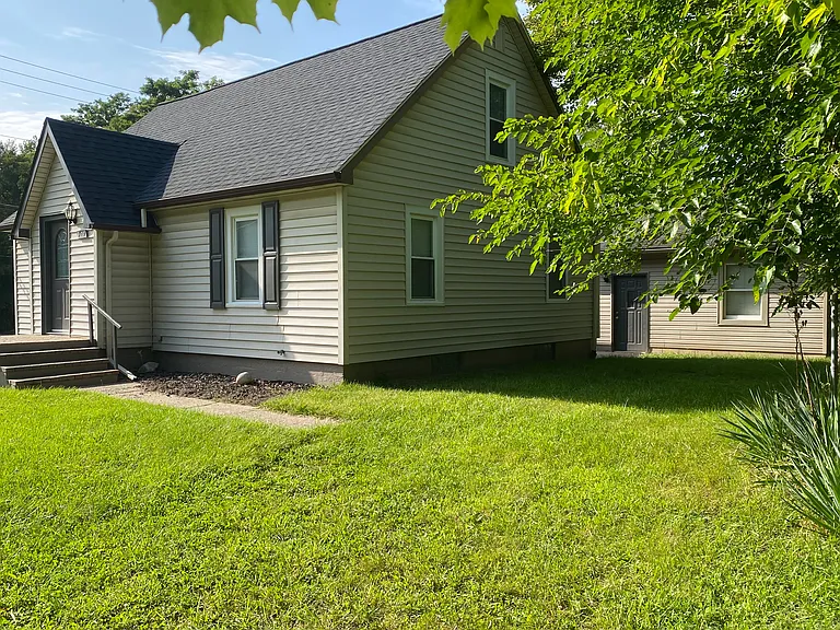 570 W Clarkston Rd — Photo 2