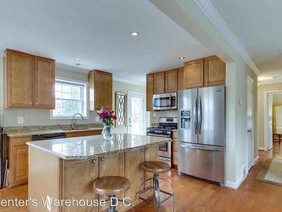3rd image of 5906 Arlington Blvd