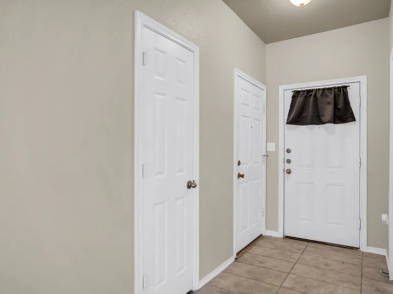 2049 Meadow View Dr — Photo 4