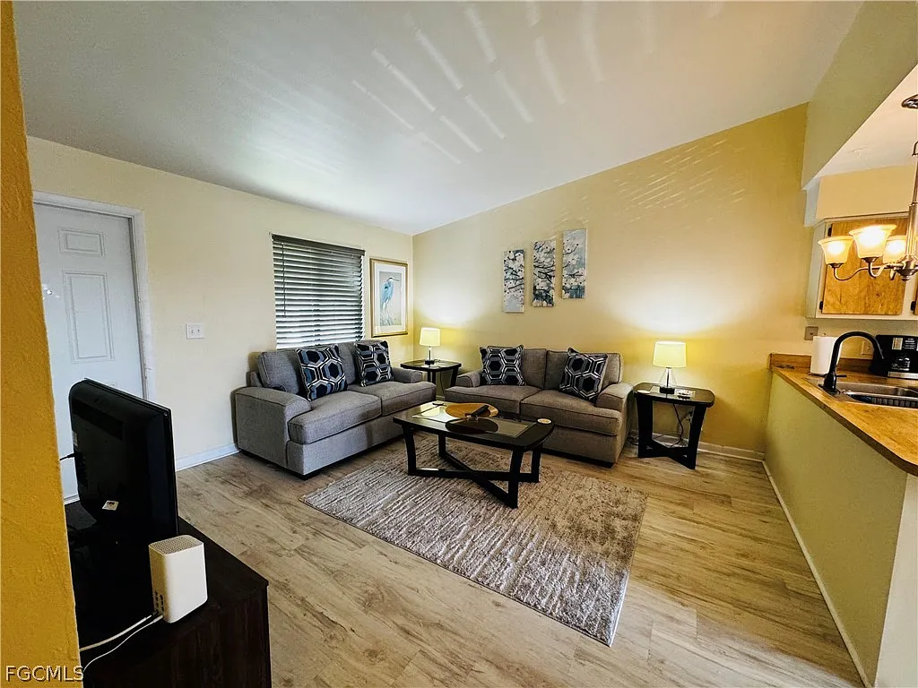 2 bed, 2.0 bath, 872 sqft, $3,400 — Photo 3