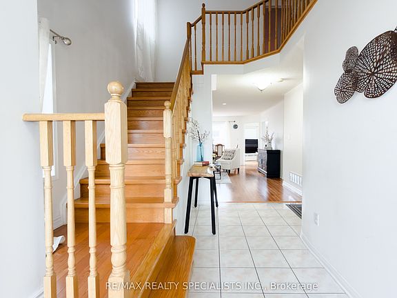 3rd image of 32 Feather Reed Way