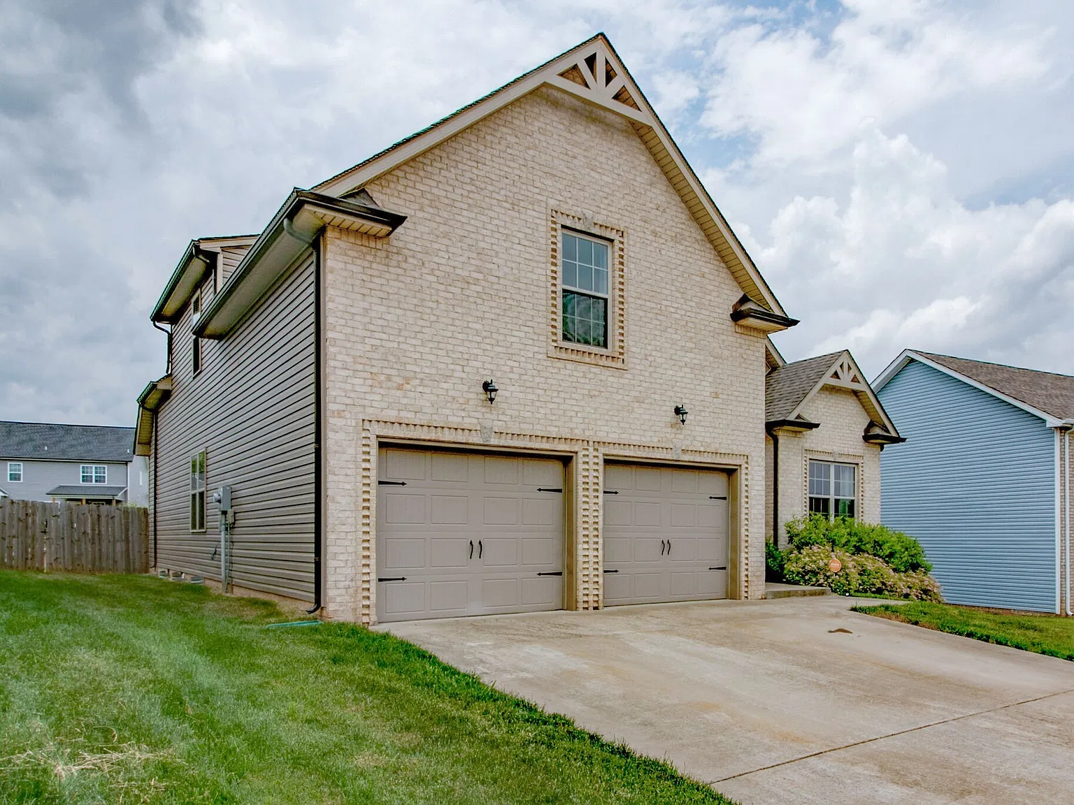 4 bed, 3.0 bath, 2596 sqft, $2,200 — Photo 2