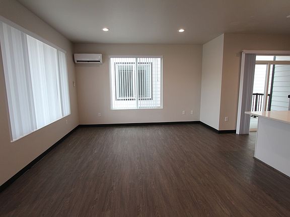 4th image of 907 Greenfield Dr #0