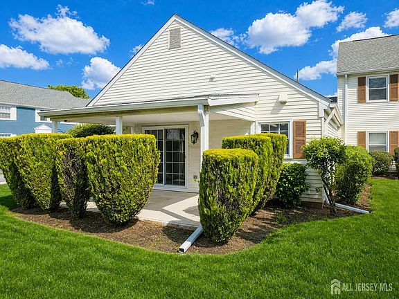 4th image of 220C Manchester Ln