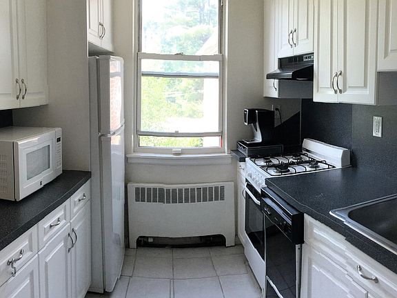 2nd image of 15 Bryant Cres APT 2C