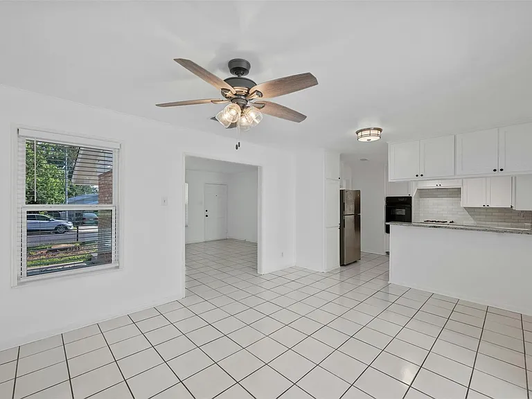 2409 Devonshire Dr — Photo 13