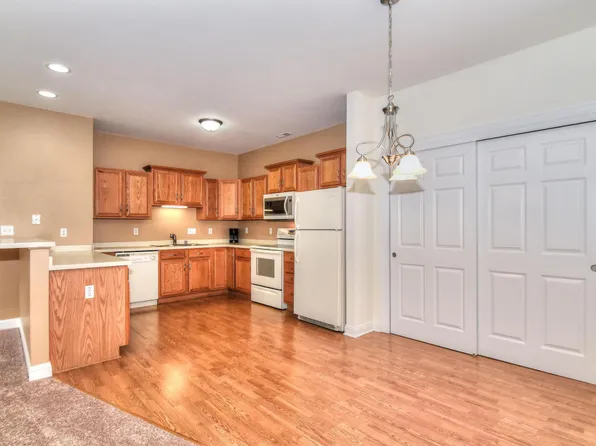 2253 W Vista Bella Dr #201, Oak Creek, WI 53154