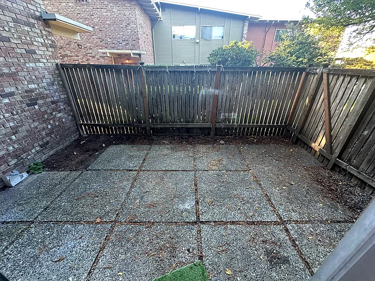 Newport Manor — Photo 32