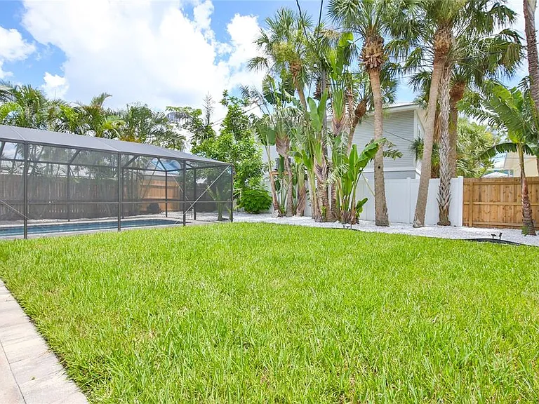 211 Island Cir — Photo 35