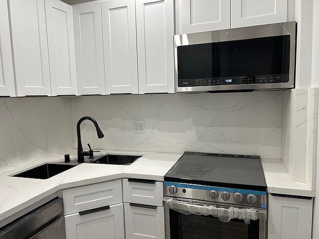 brand new kitchen, Air frier, oven , dishwasher, refrigerator, washer and dryer,