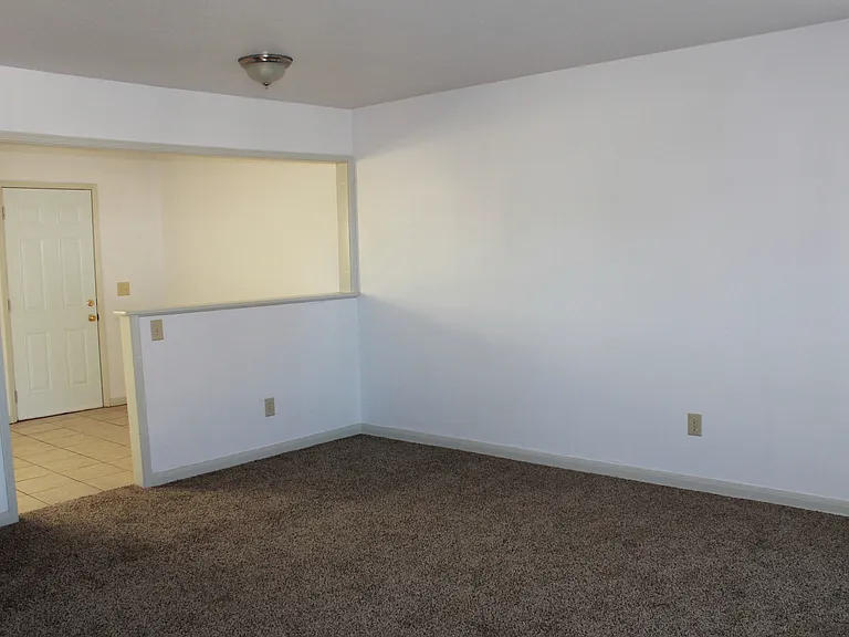 426 E Northrup Dr — Photo 2