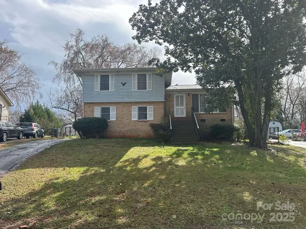 8313 Lamplighter Pl, Charlotte, NC 28217