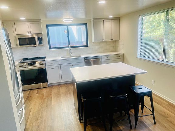 KITCHEN WITH PRIVATE YARD