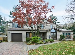 88 Woodcut Ln, Roslyn Heights, NY 11577
