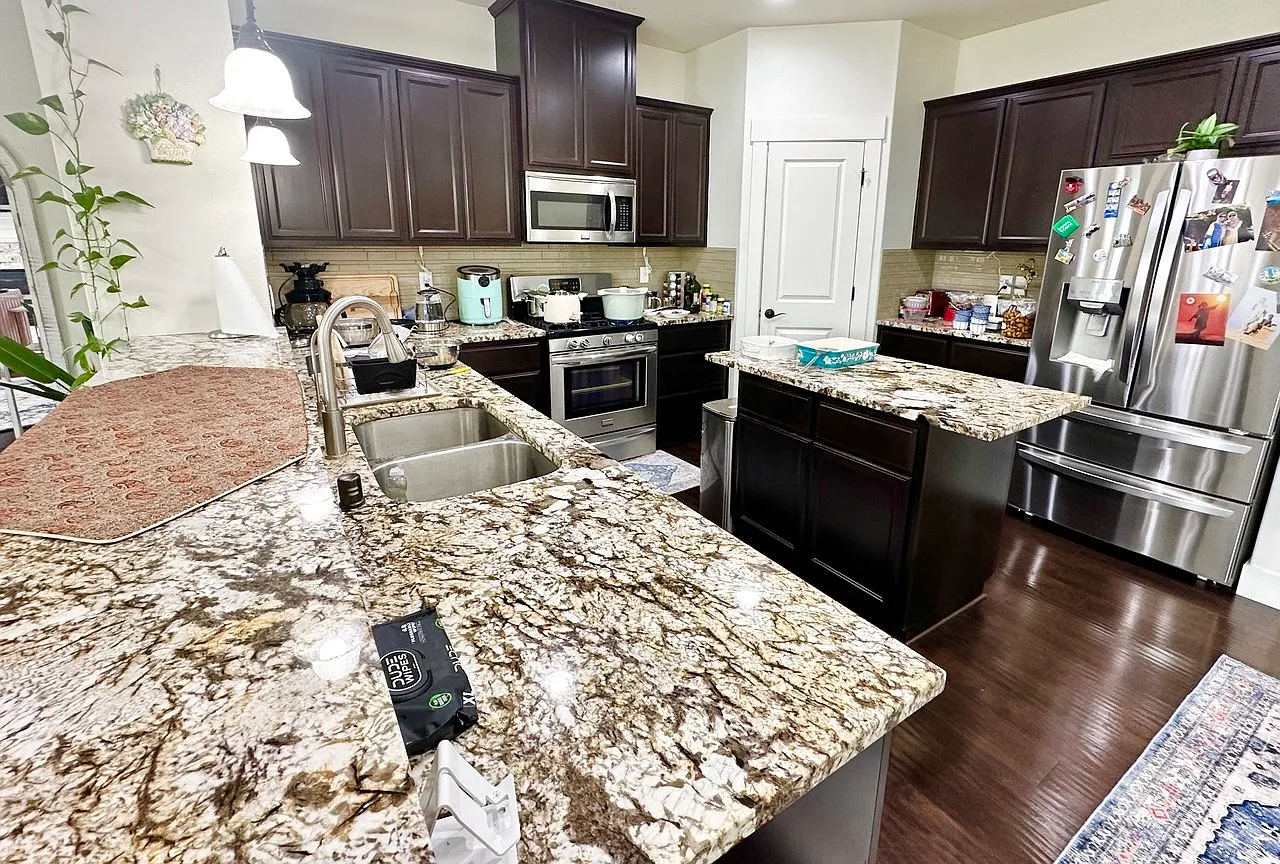 3 bed, 1800 sqft, $900 — Photo 3