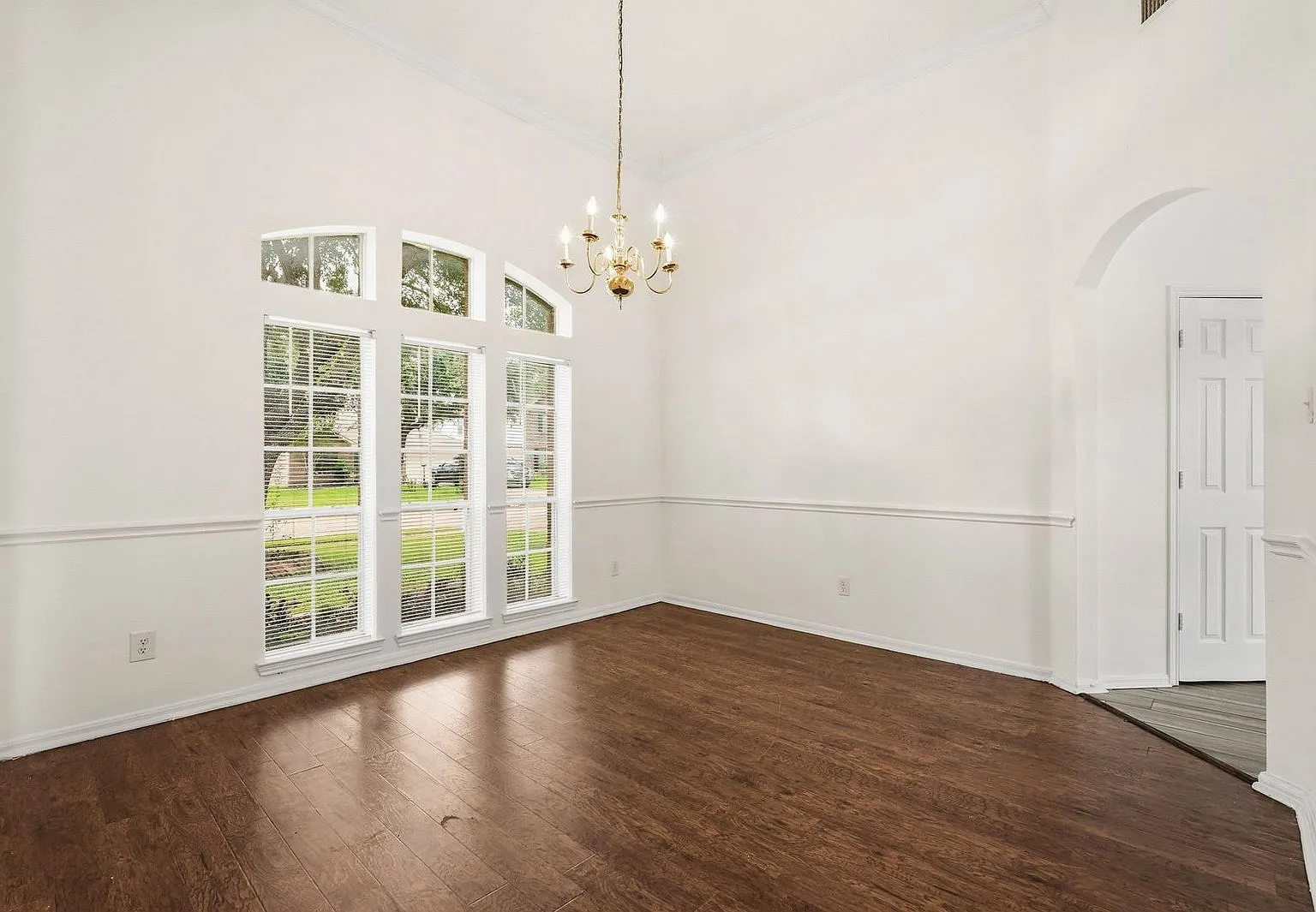 3 bed, 2.0 bath, 2628 sqft, $2,399 — Photo 4