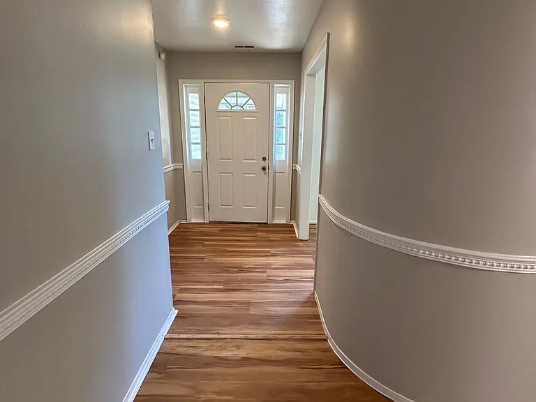 26 Newport Ln — Photo 2