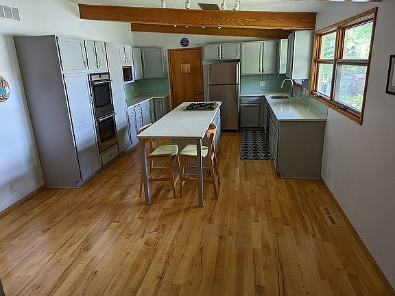 Huge kitchen, double oven!