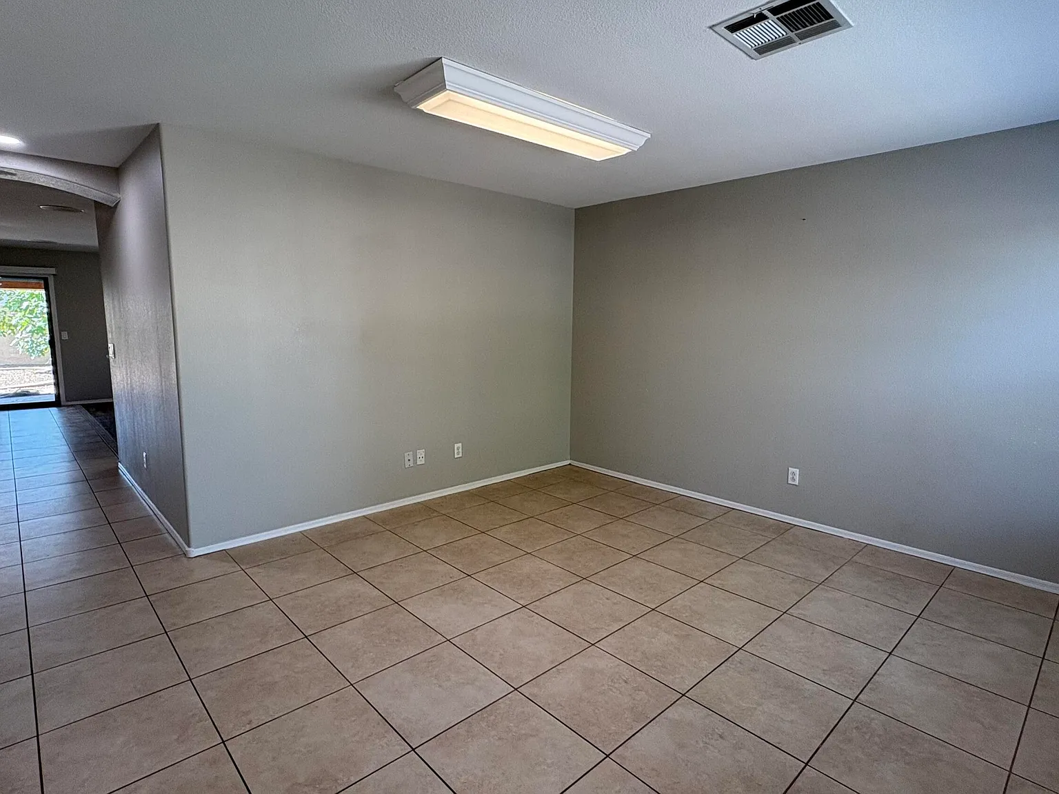 3 bed, 2.0 bath, 1600 sqft, $2,099 — Photo 2