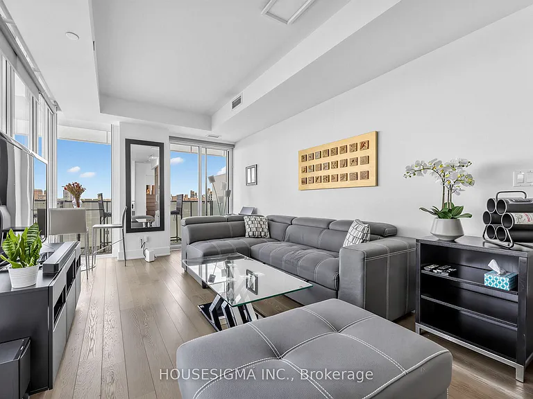 200 Bloor St W #2109 — Photo 1